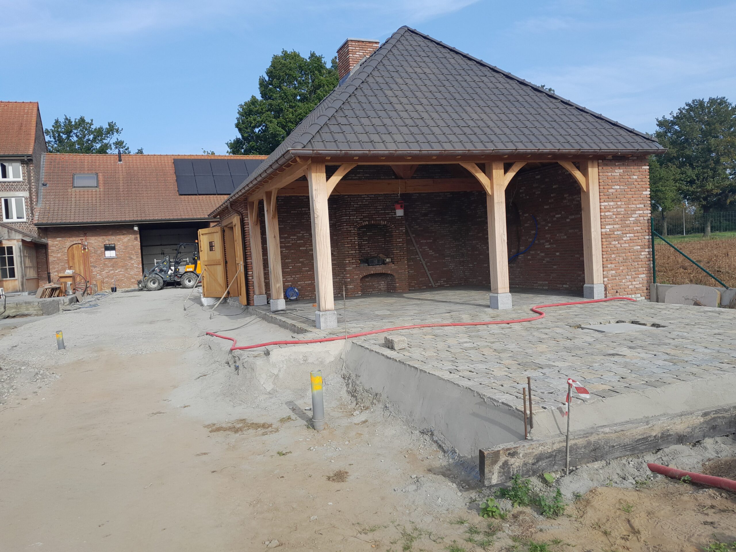 deuren en bijgebouw